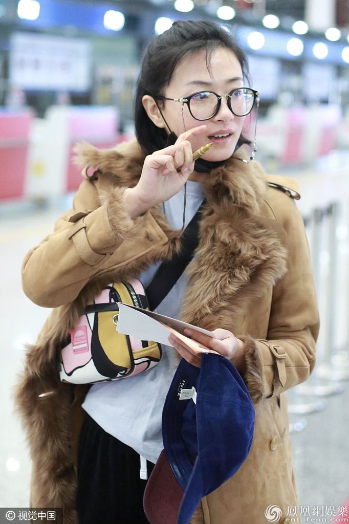 万茜戴“老花镜”扎半丸子头少女感足 给粉丝签名亲和力满分
