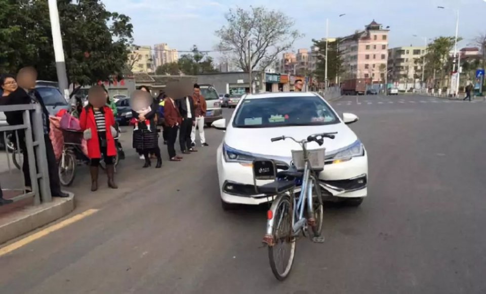 深圳一自行车竟撞扁轿车车头 交警：这是真的！