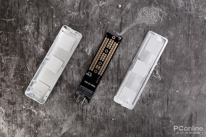 内部的结构非常简单,只有三个部分,上下的外壳以及一个M.2转Type-C的PCB。外壳部分,上下都各自贴有三个导热贴,这对SSD的温度控制很有帮助,稍后会实测这款硬盘盒的温度表现。M.2的接口是采用M-Key,需要注意SSD的接口类型。