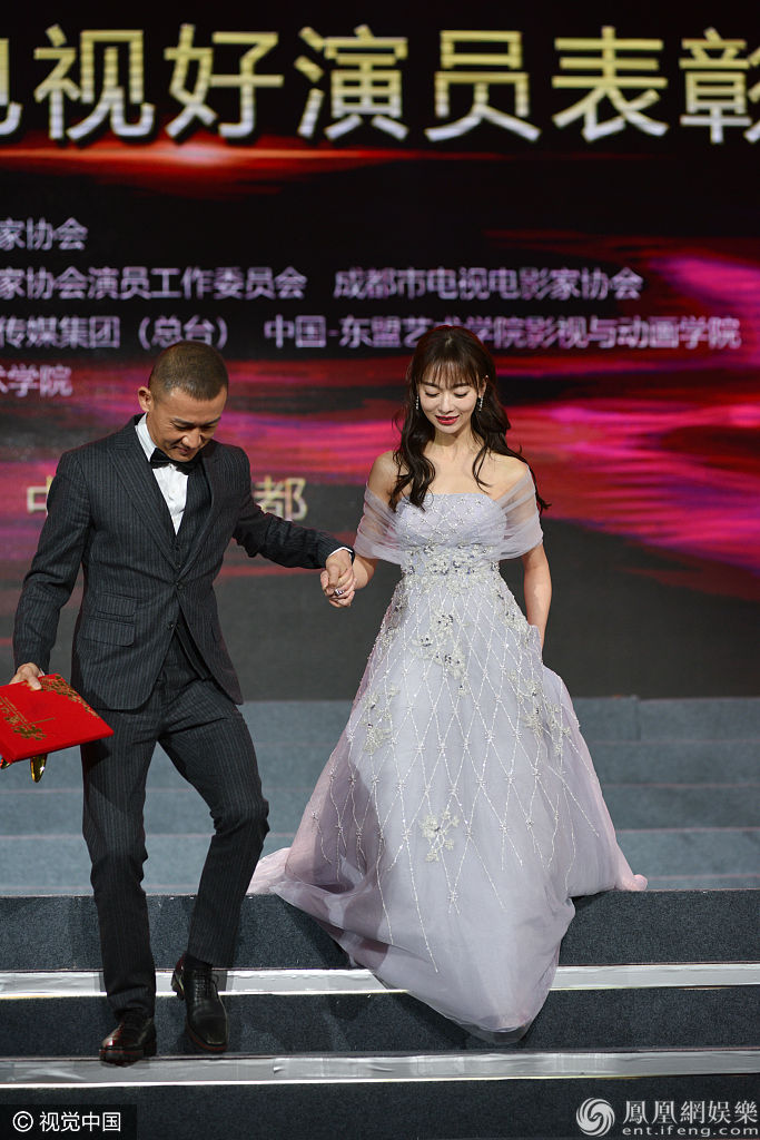 吴谨言获聂远绅士范理裙摆 典雅亮相斩获两奖心情佳