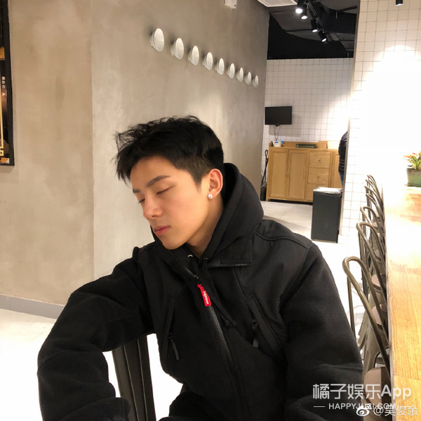 还记得2010快男第九吴俊余吗？他现在长这样啦！