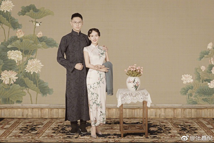 张嘉倪穿旗袍拍全家福，网友被这一家四口的颜值惊艳到！