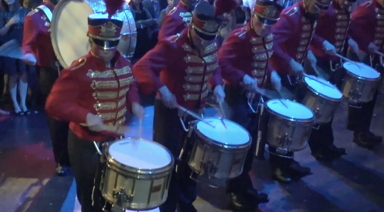 在硅谷科技公司，感受有钱又有病的圣诞趴……