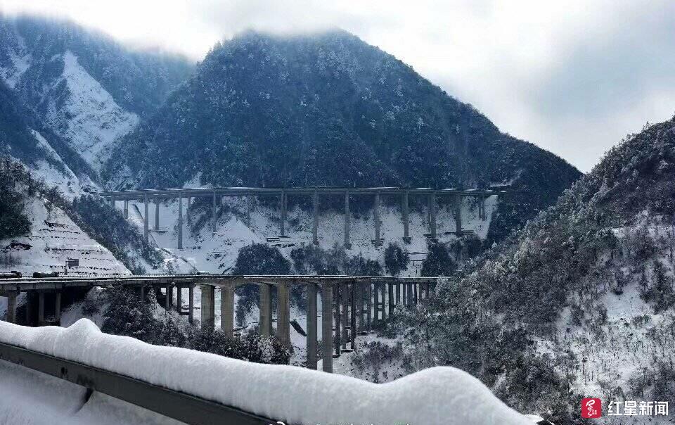 紧急路况雅西高速道路结冰泥巴山至彝海已双向管制