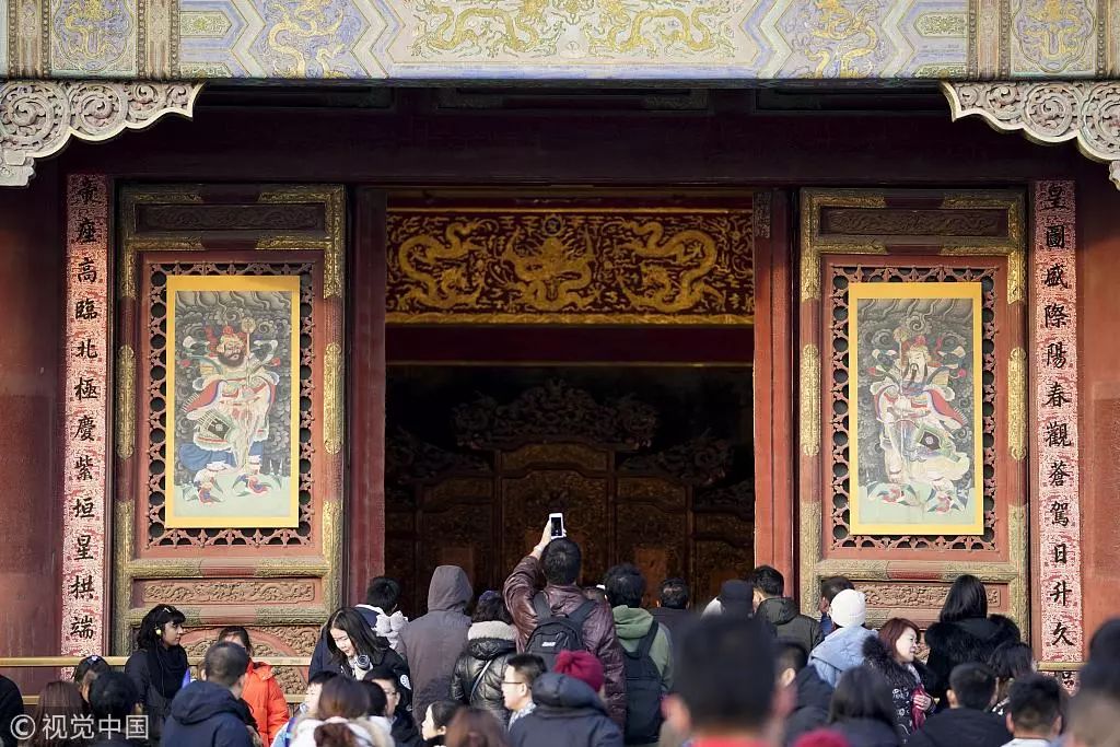 我们将是有史以来第一届能「在宫里过年」的普通人 | 唠氪儿