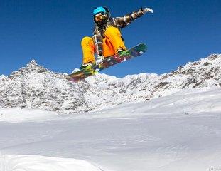 人仰卧在雪橇上向下滑行,这项运动因此得名