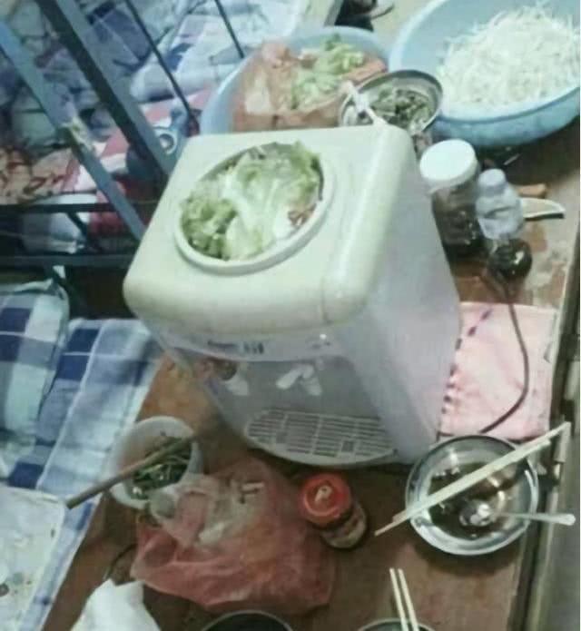 大学宿舍的"搞笑"做饭方式,完全是考验想象力,网友:真是服气