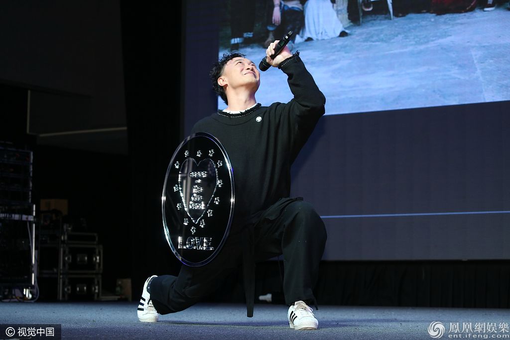 陈奕迅劈叉伏地调皮搞怪变快乐源泉 现场举筷试吃贡献表情包