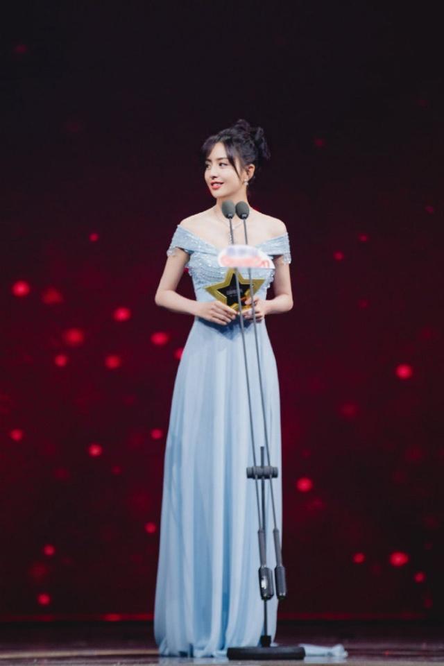 自信girl佟丽娅不得了,穿高定淡蓝色深V晚礼服