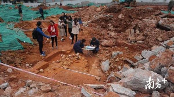 中山大学南校区挖掘出古墓
