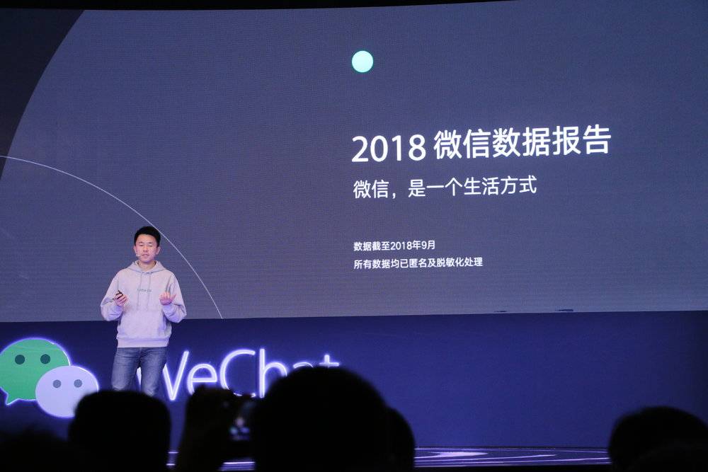 【虎嗅早报】京东获苹果授权下调iPhone8/8P售价