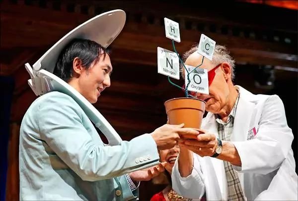 靠搞笑登上《nature》封面，他戴着马桶圈领“诺奖”