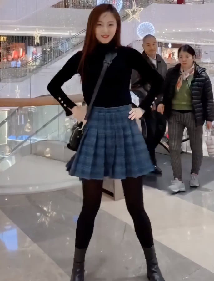 性感这美女腿巨精子,网友大爷都被迷住,猫咪pk图秃头美女图片