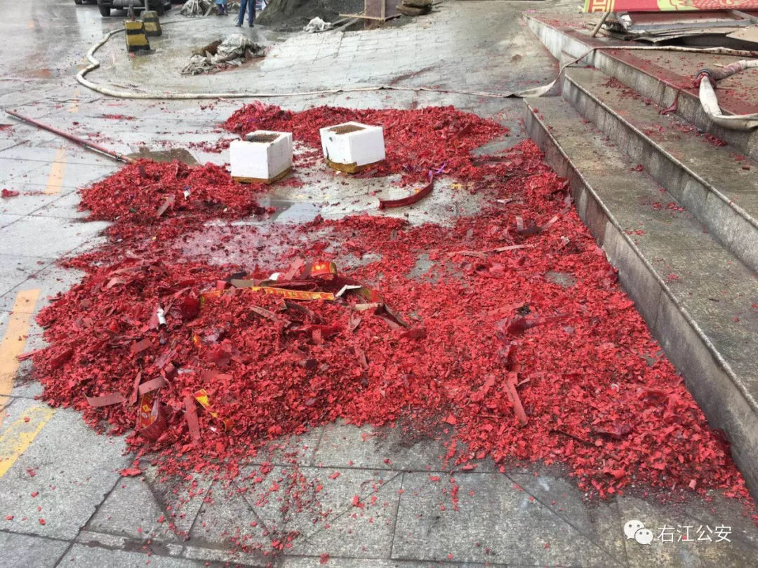 接警后,该所警员很快到达现场,但只看到鞭炮燃放后剩下满地的红纸