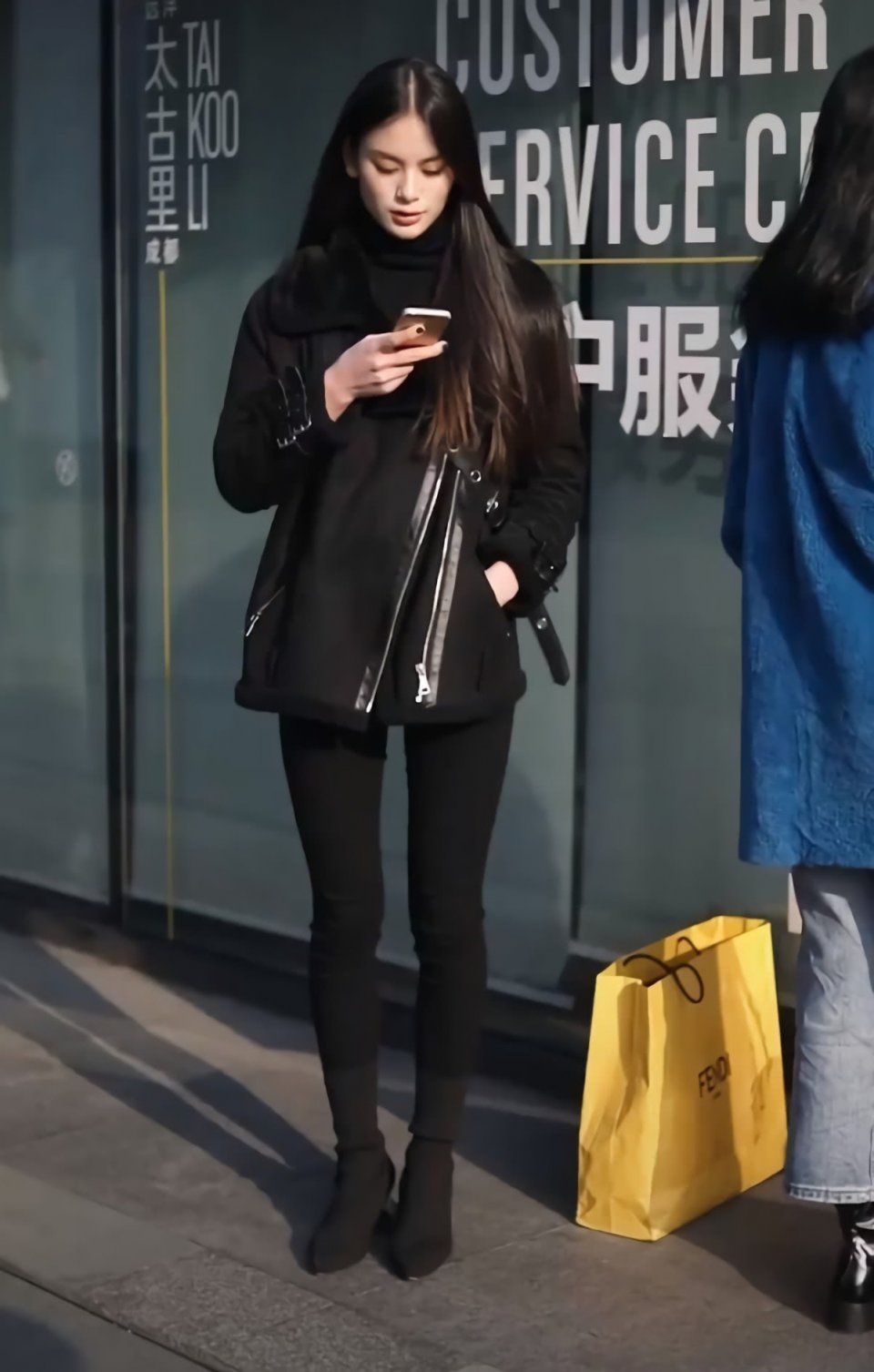 冬天别再冻袜子了!美女把脚踝当鞋穿,下有塞夕裤子美女图片