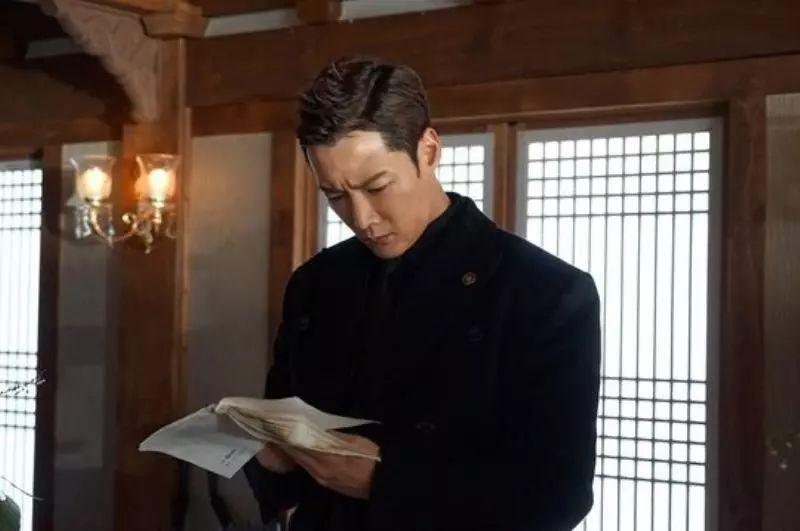 《皇后的品格》崔振赫的熟男时尚 从警卫制服