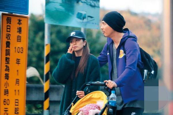 原标题: 周渝民带女儿逛动物园 一家三口同框画面曝光甜炸 据台媒