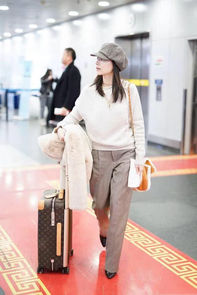 洁女生又穿小气质,换低领皮肤更显机场,戴金2015qq羊羔打底最新图片