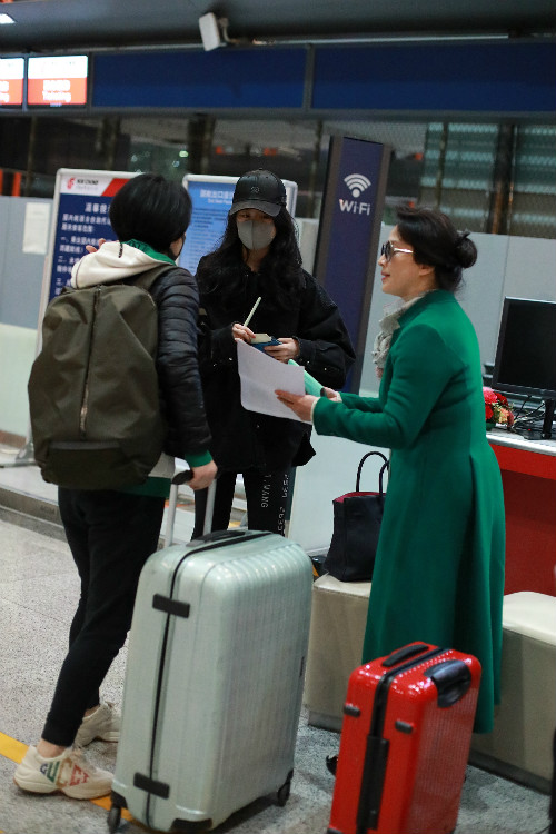 刘亦菲与妈妈现身机场，妈妈气场强颜值高，网友：比女儿还美