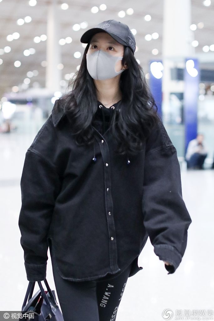 神仙母女！刘亦菲和妈妈现身机场 气质高雅直呼“基因强大”