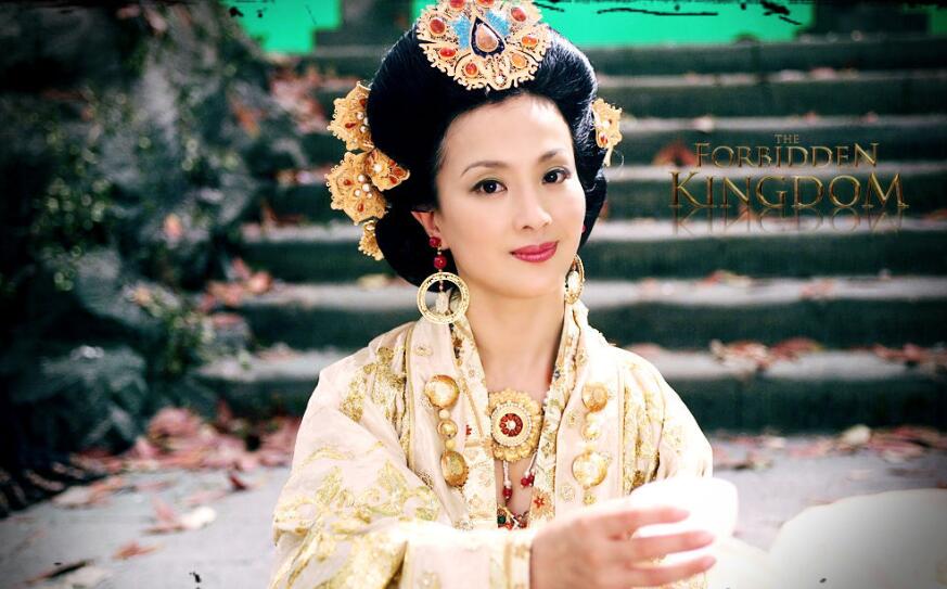 刘亦菲与妈妈现身机场，妈妈气场强颜值高，网友：比女儿还美