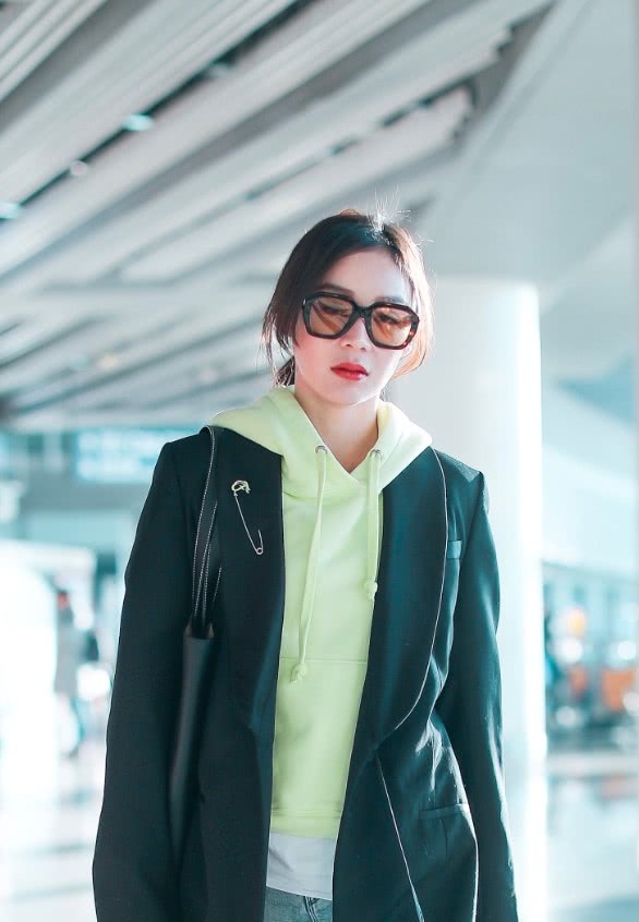 袁姗姗这双鞋是有多宝贵?居然把牛仔裤往上卷