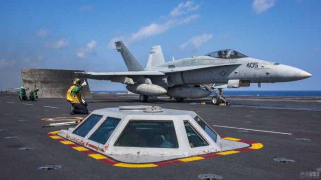 难怪舰载机起降被称刀尖舞蹈,歼15起飞压力让飞行员如同撞上铁墙