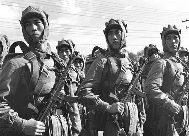 中国女兵高空跳伞画面爆燃!为什么女兵也要训练这一高难课目?