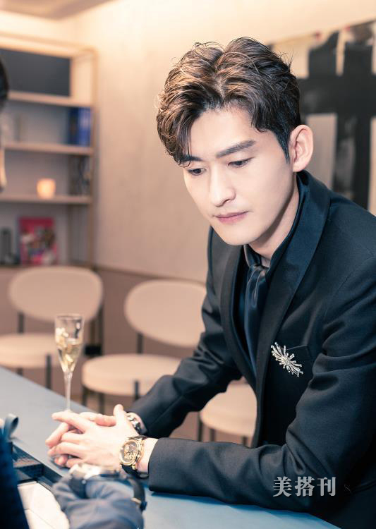 霸总本霸!35岁张翰穿格纹大衣酷似18岁,拿俩壕