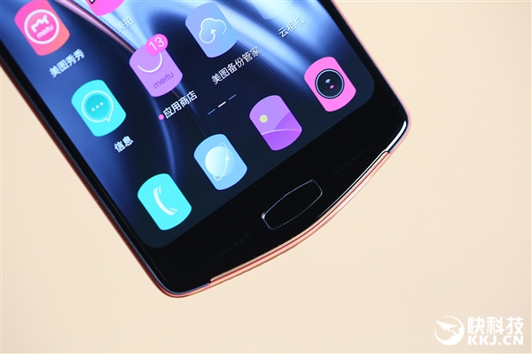 全球首创前置三摄!美图V7图赏:奢华扑面而来