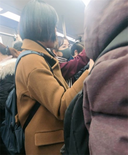 秦岚挤地铁被偶遇，网友：戴着口罩也能看出是个大美女