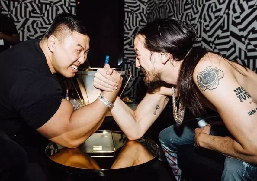 是一位非常强大的腕力选手 臂围达到了56厘米 被称为韩国的巨臂哥