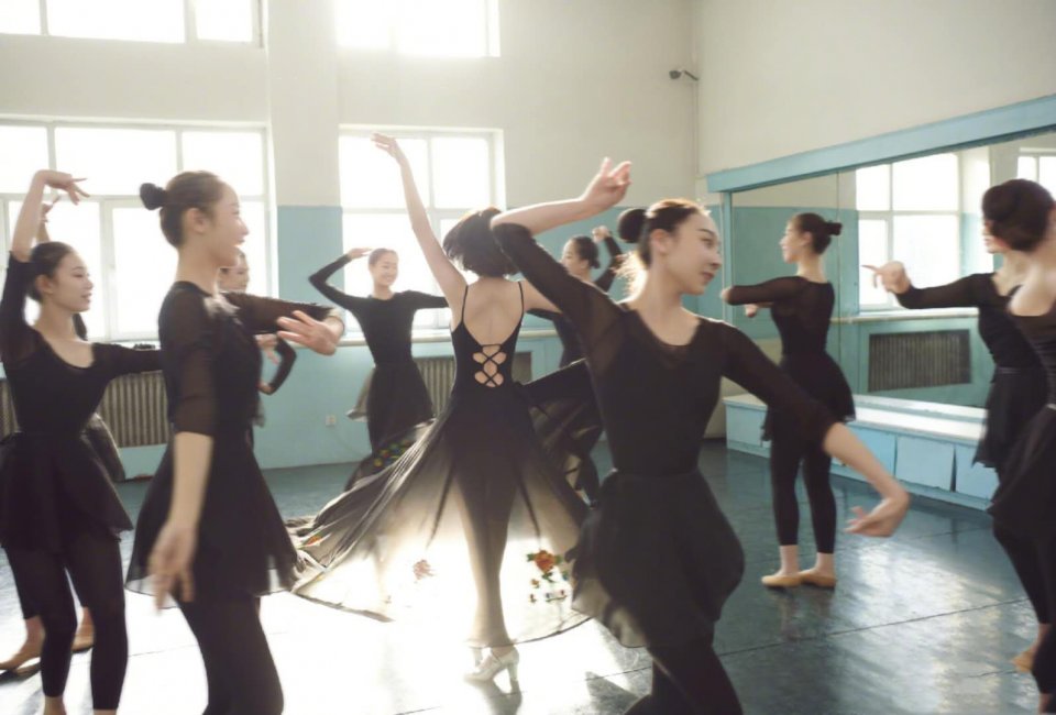 佟麗婭與母校學妹共舞，穿露背裙如黑天鵝太驚艷！ 娛樂 第10張