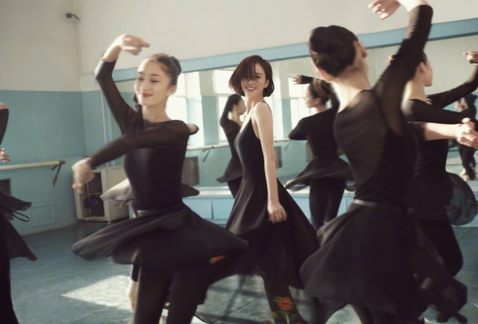 佟麗婭與母校學妹共舞，穿露背裙如黑天鵝太驚艷！ 娛樂 第12張