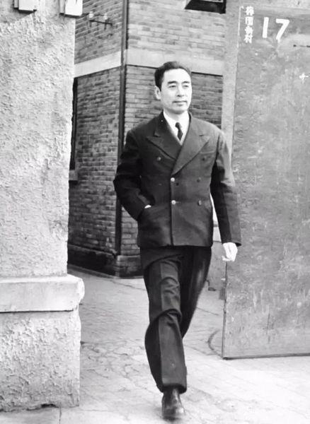 莫泊桑的《项链》人所皆知,而共产党人演绎的项链式故事令人动容