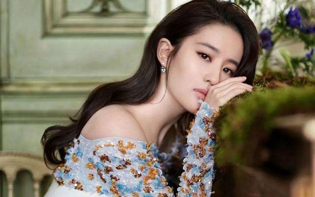 刘亦菲晒今昔照对比图,曾经清纯的她变美艳娇俏而且愈发年轻了!