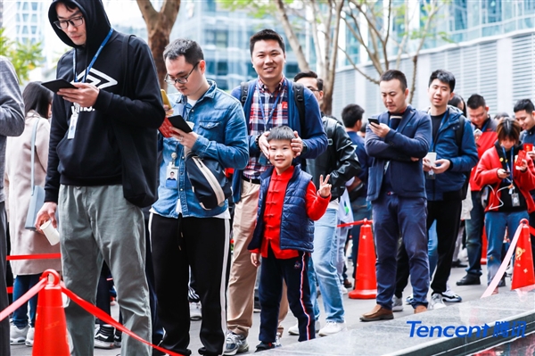 腾讯万人领红包 有人排队7小时：金额羡煞