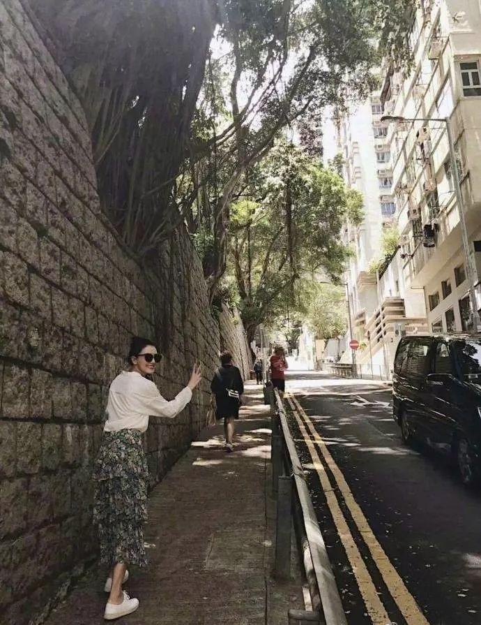 五五身的沈月靠这一招比173的关晓彤还显高！