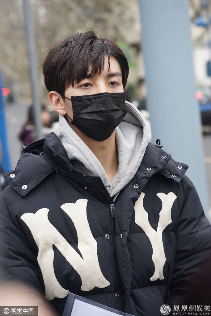洪欣17岁儿子张镐濂现身上戏复试 戴口罩仍可见颜值颇高
