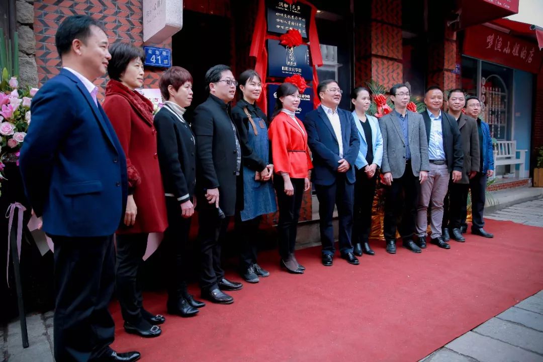市古城办主任李伯群先生,市文旅集团董事长龚志阳女士共同为泉州古城"