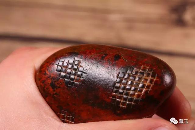 红皮和田玉的极致——籽料里的玛丽艳红!