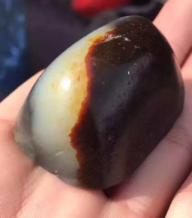 红皮和田玉的极致——籽料里的玛丽艳红!