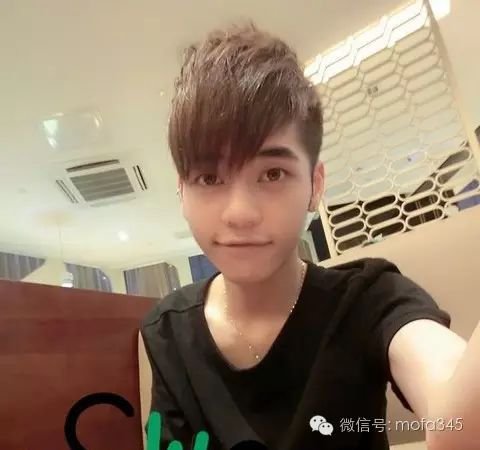 90后模特斜庞克铲青一边帅哥,短发帅气!韩都衣舍发型时尚图片