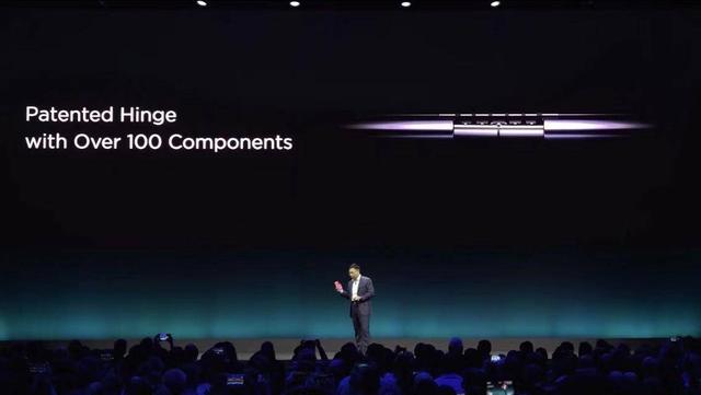 华为首款5G折叠手机惊艳，被赞薄和快，背后暗藏杀手锏