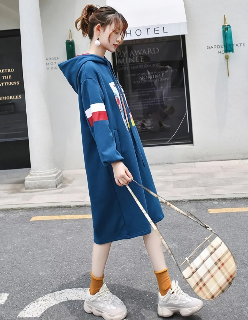 小白鞋别再乱搭裙子了,要和 专配裙 一起穿,才能