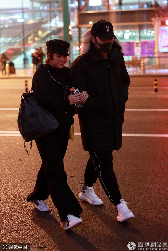 马丽挽小11岁老公手小鸟依人 罕见秀恩爱甜蜜十足