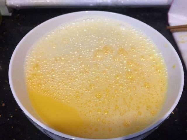 西红柿炒蛋时,鸡蛋一定不可直接下锅!多加1步,美味提升10倍