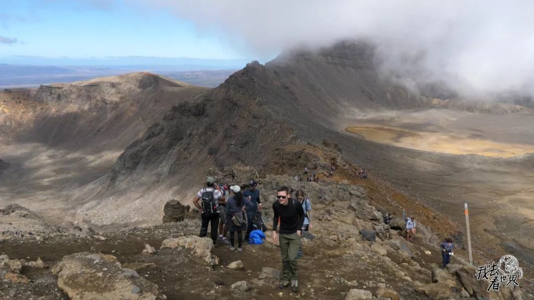 新西兰79集徒步新西兰汤加里罗火山悬崖峭壁还有碧绿的火山湖