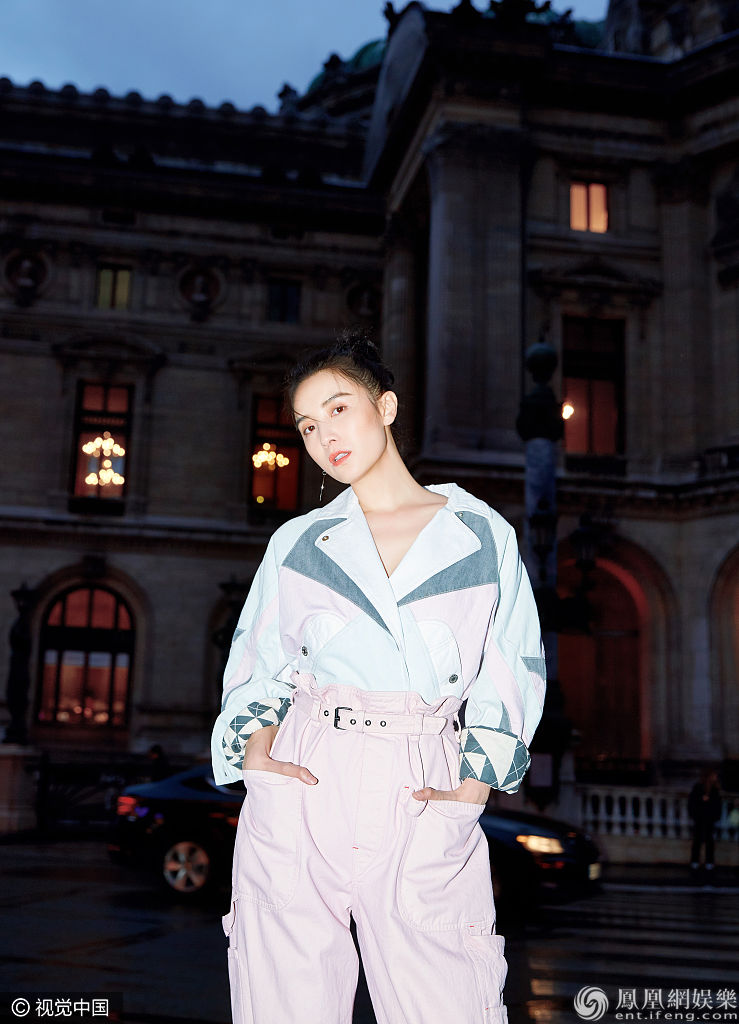 宋佳新嬉皮风巴黎观秀 中性性感随意切魅力满分