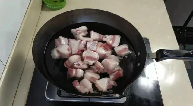 红烧肉的最新做法,不用一滴油,不加一滴水,吃起来肥而不腻